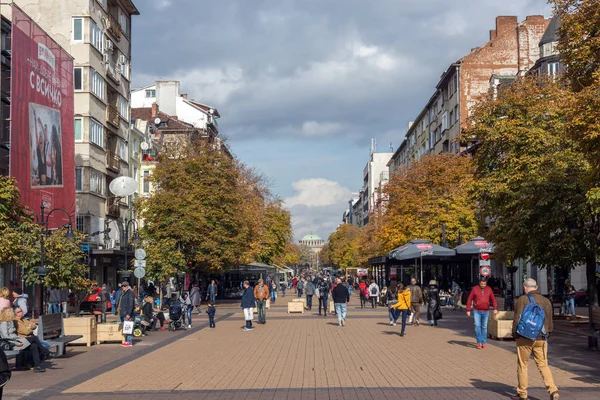 Sofia, Bulgaristan-12 Kasım 2017: Boulevard Vitosha yılında Sofya şehrin insanlar yürürken