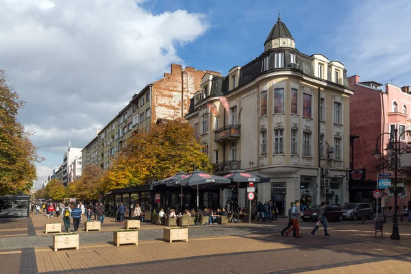 Sofia, Bulgaristan-12 Kasım 2017: Boulevard Vitosha yılında Sofya şehrin insanlar yürürken