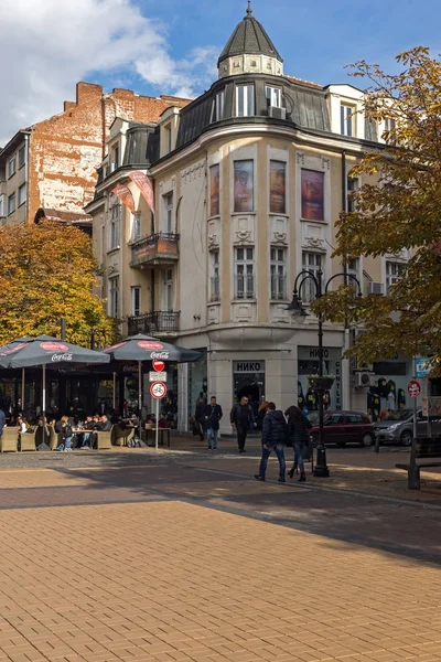 SOFIA, BULGARIA - 12 NOVEMBRE 2017: Camminare su Boulevard Vitosha nella città di Sofia, Bulgaria — Foto Stock