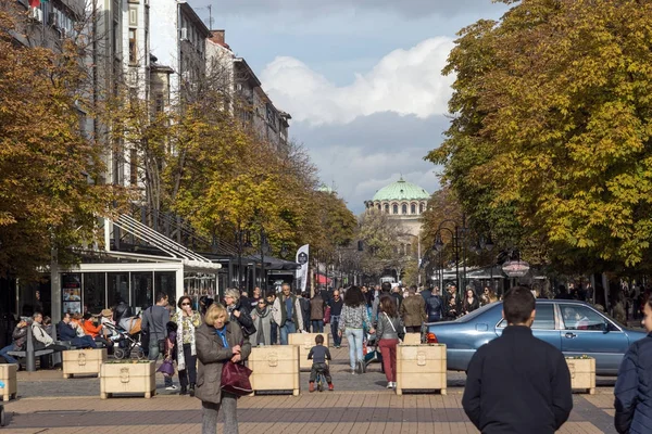 Sofia, Bulgaristan-12 Kasım 2017: Boulevard Vitosha yılında Sofya şehrin insanlar yürürken