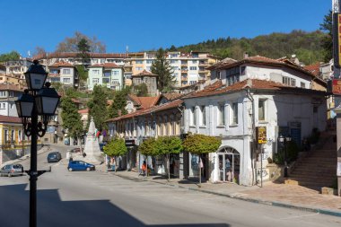 Veliko Tarnovo, Bulgaristan - 11 Nisan 2017: Eski evleri merkezi Street Veliko Tarnovo şehir içinde