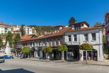 Veliko Tarnovo, Bulgaristan - 11 Nisan 2017: Eski evleri merkezi Street Veliko Tarnovo şehir içinde