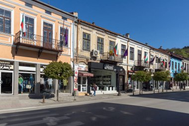 Veliko Tarnovo, Bulgaristan - 11 Nisan 2017: Eski evleri merkezi Street Veliko Tarnovo şehir içinde