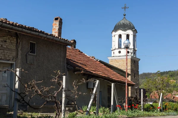 VELIKO TARNOVO, BULGARIA - 11 DE ABRIL DE 2017: Iglesia de San Nicolás en la ciudad de Veliko Tarnovo — Foto de Stock