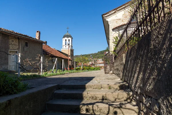 ВЕЛИКО-ТАРНОВО, БУЛЬГАРИЯ - 11 апреля 2017 года: Св. Николаевский храм в г. Велико Тырново — стоковое фото