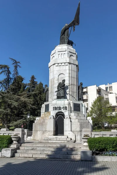Велико Тирново, Болгарія - 11 квітня 2017: Пам'ятник Матері Болгарії в місто Велико Тирново — стокове фото