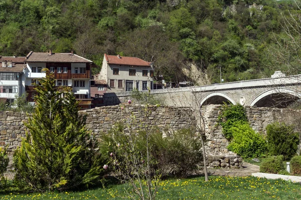 Veliko Tarnovo, Bulgária - 2017. április 11.: Yantra-folyó a város Veliko Tarnovo híd, — Stock Fotó