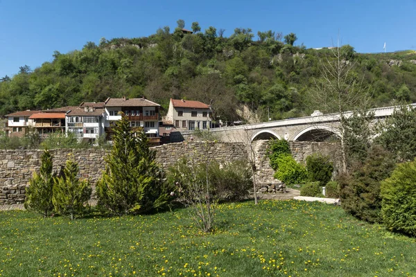 Veliko Tarnovo, Bulharsko - 11 dubna 2017: Most přes řeku Jantru ve městě Veliko Tarnovo — Stock fotografie