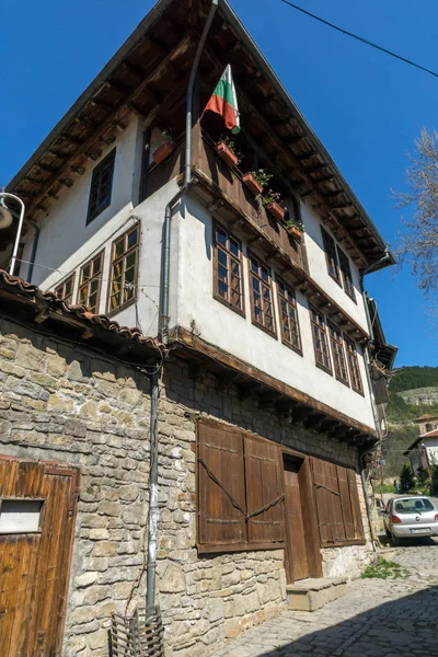 VELIKO TARNOVO, BULGARIE - 11 AVRIL 2017 : Maisons dans la vieille ville de Veliko Tarnovo — Photo