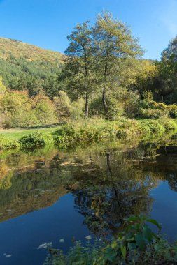 Sonbahar manzara Iskar Nehri yakınındaki Pancharevo Gölü, Sofya şehir bölge, Bulgaristan