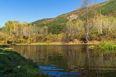 Sonbahar manzara Iskar Nehri yakınındaki Pancharevo Gölü, Sofya şehir bölge, Bulgaristan