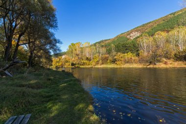Sonbahar manzara Iskar Nehri yakınındaki Pancharevo Gölü, Sofya şehir bölge, Bulgaristan