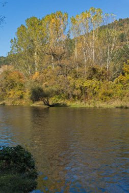 Sonbahar manzara Iskar Nehri yakınındaki Pancharevo Gölü, Sofya şehir bölge, Bulgaristan
