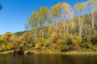 Sonbahar manzara Iskar Nehri yakınındaki Pancharevo Gölü, Sofya şehir bölge, Bulgaristan