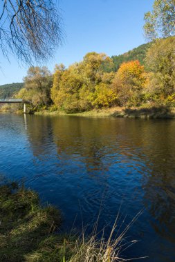 Sonbahar manzara Iskar Nehri yakınındaki Pancharevo Gölü, Sofya şehir bölge, Bulgaristan