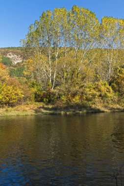 Sonbahar manzara Iskar Nehri yakınındaki Pancharevo Gölü, Sofya şehir bölge, Bulgaristan