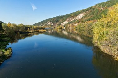 Sonbahar manzara Iskar Nehri yakınındaki Pancharevo Gölü, Sofya şehir bölge, Bulgaristan