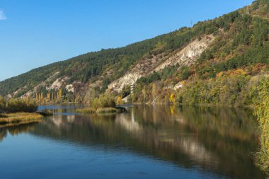 Sonbahar manzara Iskar Nehri yakınındaki Pancharevo Gölü, Sofya şehir bölge, Bulgaristan