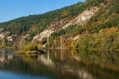 Sonbahar manzara Iskar Nehri yakınındaki Pancharevo Gölü, Sofya şehir bölge, Bulgaristan
