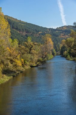 Sonbahar manzara Iskar Nehri yakınındaki Pancharevo Gölü, Sofya şehir bölge, Bulgaristan