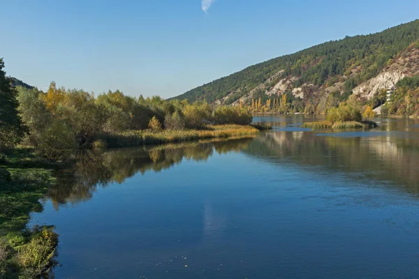 Jesienny Krajobraz Rzeki Iskyr Pobliżu Pancharevo Lake Sofii Region Bułgaria — Zdjęcie stockowe