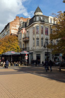 Sofia, Bulgaristan-12 Kasım 2017: Boulevard Vitosha yılında Sofya şehrin insanlar yürürken