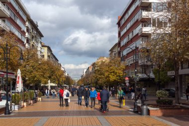 Sofia, Bulgaristan-12 Kasım 2017: Boulevard Vitosha yılında Sofya şehrin insanlar yürürken
