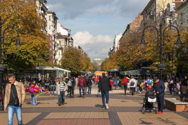 Sofia, Bulgaristan-12 Kasım 2017: Boulevard Vitosha yılında Sofya şehrin insanlar yürürken