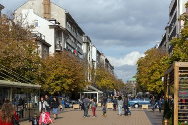 Sofia, Bulgaristan-12 Kasım 2017: Boulevard Vitosha yılında Sofya şehrin insanlar yürürken