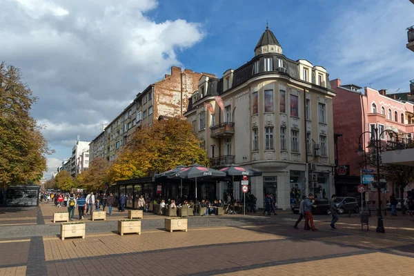 Sofia, Bulgaristan-12 Kasım 2017: Boulevard Vitosha yılında Sofya şehrin insanlar yürürken