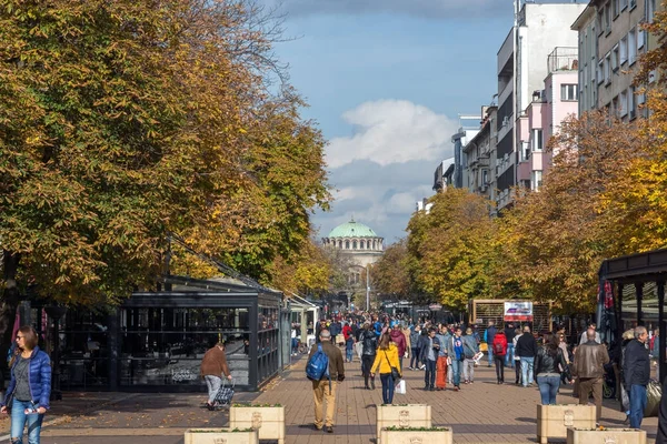 Sofia, Bulgaristan-12 Kasım 2017: Boulevard Vitosha yılında Sofya şehrin insanlar yürürken