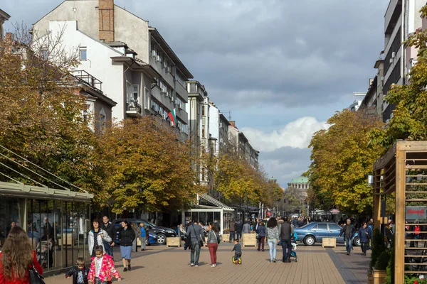 Sofia, Bulgaristan-12 Kasım 2017: Boulevard Vitosha yılında Sofya şehrin insanlar yürürken