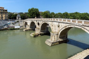 Rome, İtalya - 23 Haziran 2017: şaşırtıcı görünümü Tiber Nehri ve Ponte Sisto, Roma, İtalya