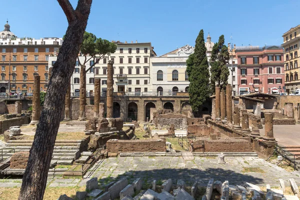Rome, İtalya - 23 Haziran 2017: Roma, İtalya Arjantin'de Largo di Torre görünümünü şaşırtıcı