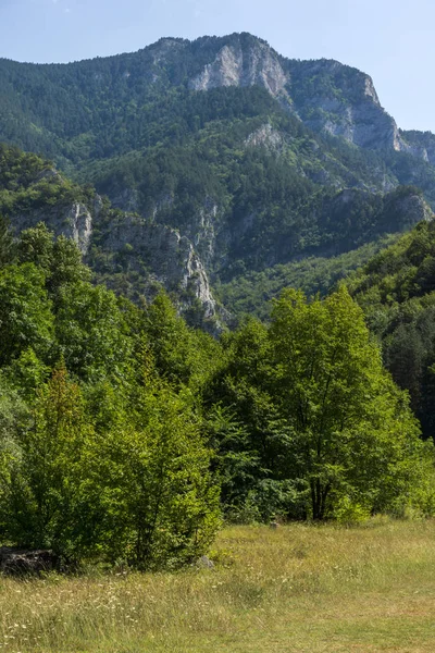 Niesamowity Krajobraz Piku Czerwone Ściany Pobliżu Baczkowie Rodopach Plovdiv Region — Zdjęcie stockowe