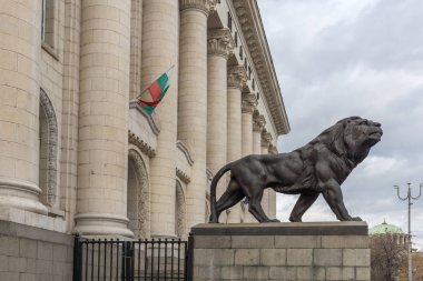 Sofia, Bulgaristan-12 Kasım 2017: Sofya, Bulgaristan kenti Adalet Sarayı aslan heykeli