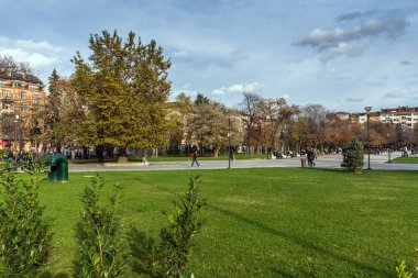 Sofia, Bulgaristan-12 Kasım 2017: Sofya, Bulgaristan Ulusal Kültür Sarayı önünde park insanlar yürürken