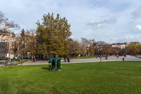 Sofia Bulgarien November 2017 Vandrande Folk Parken Framför Nationella Kulturpalatset — Stockfoto