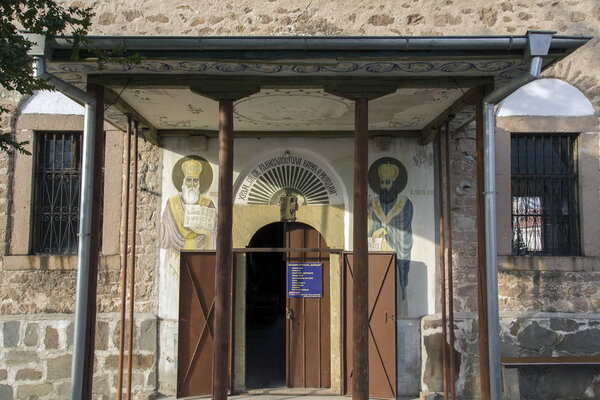 УСТИНА, БУЛЬГАРИЯ - 23 ДЕКАБРЯ 2013 г.: Церковь Св. Кирилла и Мефодия в центре села Устина Пловдивской области, Болгария
 