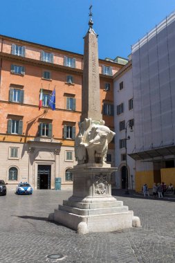 Rome, İtalya - 23 Haziran 2017: Panorama fil Dikilitaş ve Pantheon City Roma, İtalya