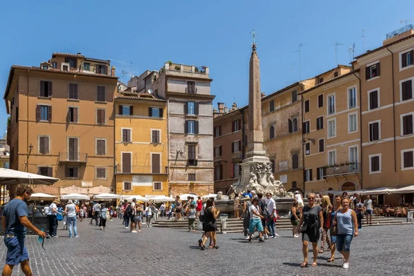 Roma Itália Junho 2017 Pessoas Frente Fonte Frente Panteão Cidade — Fotografia de Stock