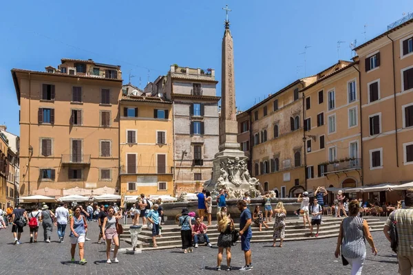 Рим Италия Июня 2017 Люди Перед Фонтаном Перед Пантеоном Городе — стоковое фото
