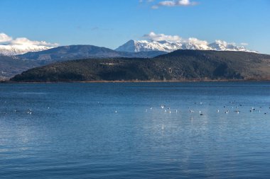 Lake Pamvotida panoramik manzara inanılmaz Pindus dağ ve Yanya şehir, Epirus, Yunanistan