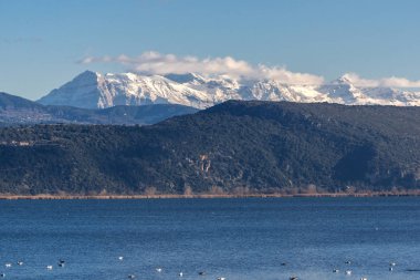Lake Pamvotida panoramik manzara inanılmaz Pindus dağ ve Yanya şehir, Epirus, Yunanistan
