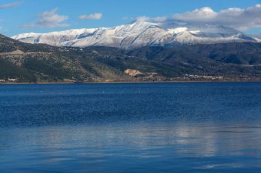 Lake Pamvotida panoramik manzara inanılmaz Pindus dağ ve Yanya şehir, Epirus, Yunanistan