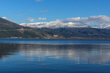 Lake Pamvotida panoramik manzara inanılmaz Pindus dağ ve Yanya şehir, Epirus, Yunanistan