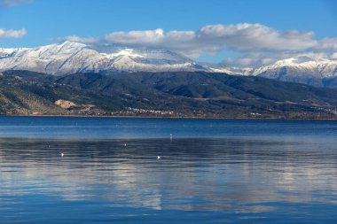 Lake Pamvotida panoramik manzara inanılmaz Pindus dağ ve Yanya şehir, Epirus, Yunanistan