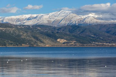Lake Pamvotida panoramik manzara inanılmaz Pindus dağ ve Yanya şehir, Epirus, Yunanistan