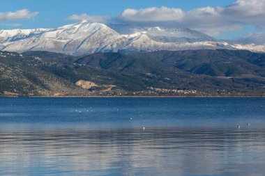 Lake Pamvotida panoramik manzara inanılmaz Pindus dağ ve Yanya şehir, Epirus, Yunanistan