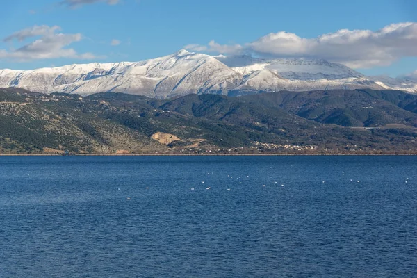 Lake Pamvotida panoramik manzara inanılmaz Pindus dağ ve Yanya şehir, Epirus, Yunanistan
